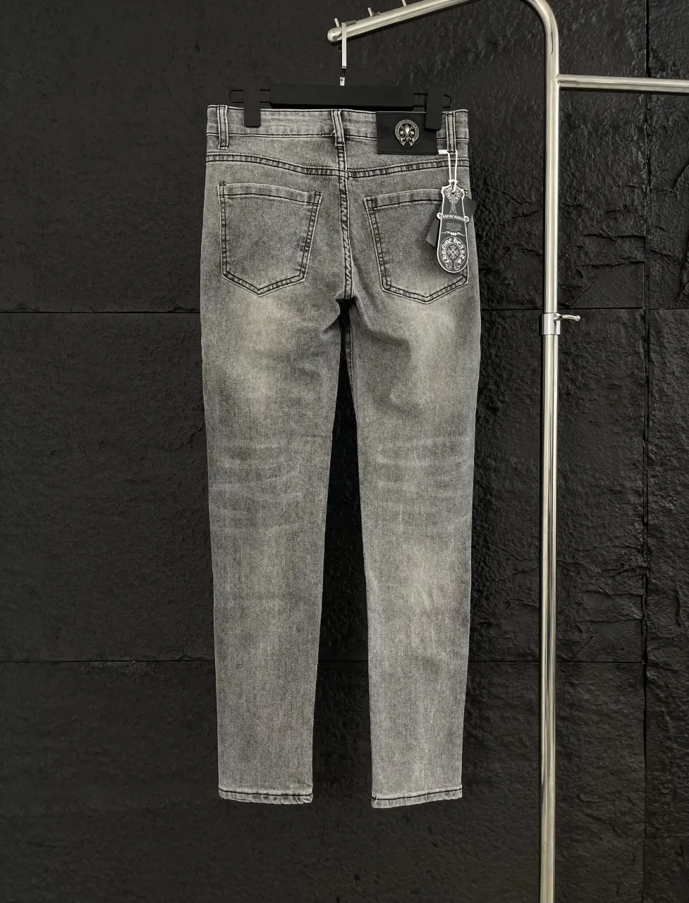 🅿️250 Crow Heart Original Pants Style No.: X037 🔥New! Chrome Hearts foreign trade order high street slim jeans, the must-have pants for fashionistas are here!  This pair of pants can be said to be both good-looking and high-quality in the Croxin series. The heavy-duty washing process is used to give the fabric a unique texture. The upper body is straight and stylish, showing high-end taste. The three-dimensional cutting fits the curves of the human body, perfectly outlines the figure, is fashionable and slim-fitting.  Made of thick beaded canvas fabric, it is soft and skin-friendly after washing and has excellent breathability. The hardware is customized according to the original ZP version, and the unique small leather label on the back waist is unique in design, simple but with hidden details everywhere. Exquisite workmanship, neat and fine wiring, showing high-end quality, widening the gap with ordinary market versions.  Genderless design, both men and women can easily control it, and easily grasp the genderless trend.  ⚪Color: High-end gray, low-key yet individual 📏Size: 28-36 (corresponding to S-XXL)